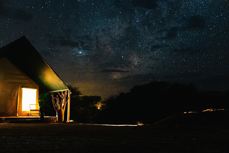 Noche estrellada en un lodge de Namibia