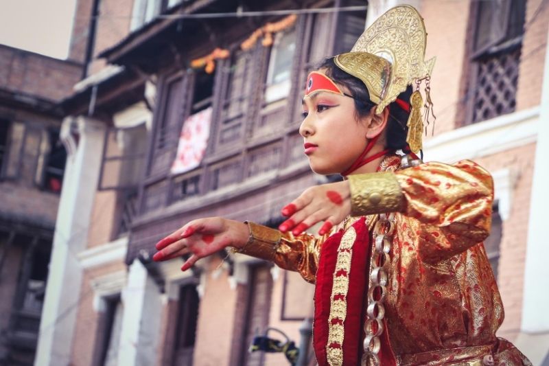 Chica bailando en Nepal