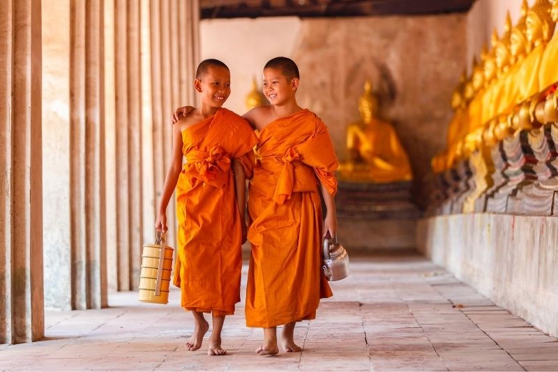 niños monjes budistas