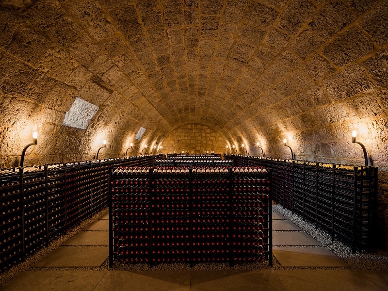 Cueva de la Abadía Retuerta con vinos