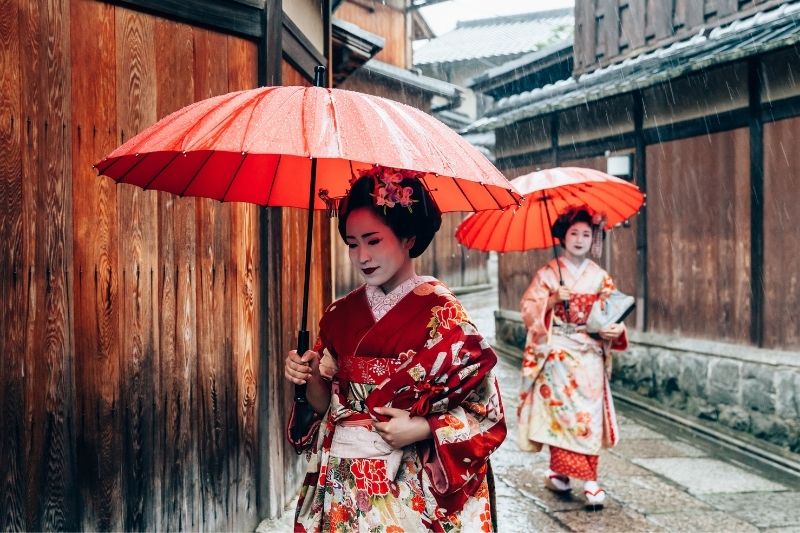 geishas bajo la lluvia en Japón