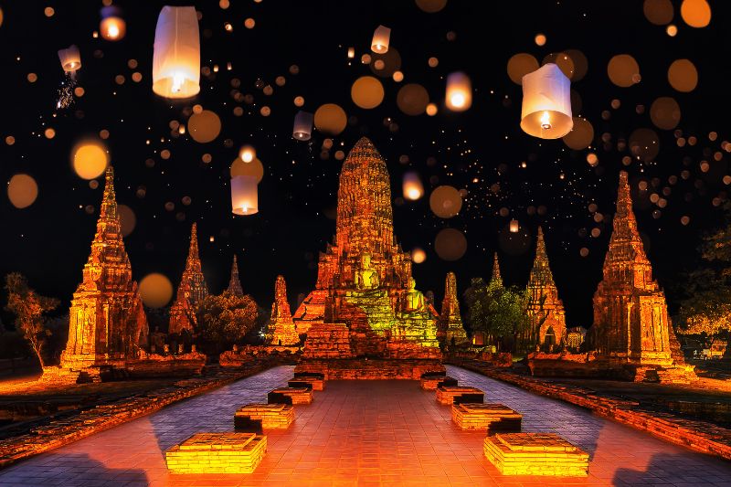 Farolillos en un templo en Tailandia
