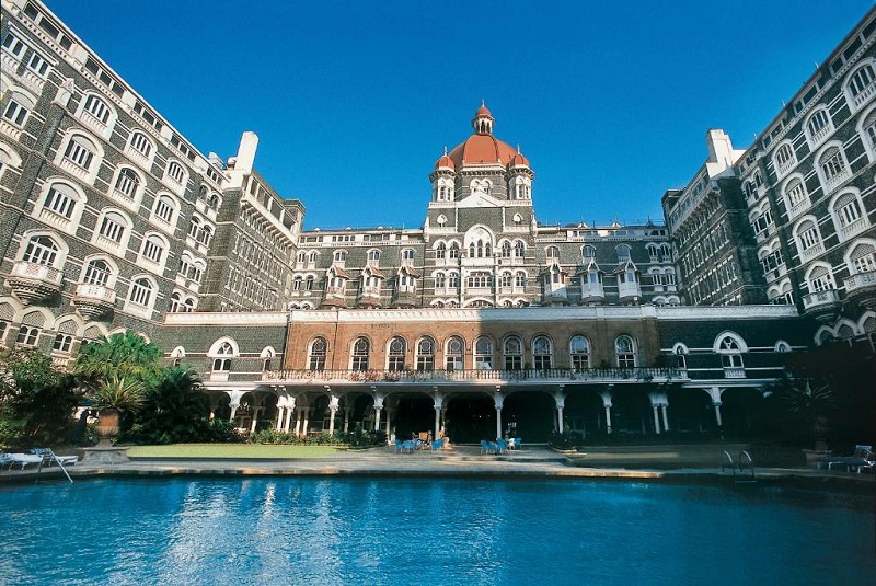 Fachada con piscina del Taj Mahal Hotel
