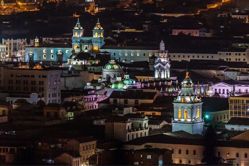 Escena nocturna de Quito
